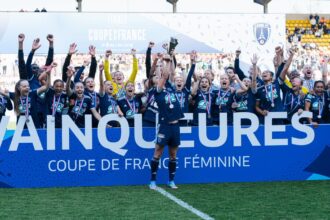 Chiamaka Nnadozie and teammates celebrate winning Coupe de france