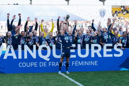 Chiamaka Nnadozie and teammates celebrate winning Coupe de france
