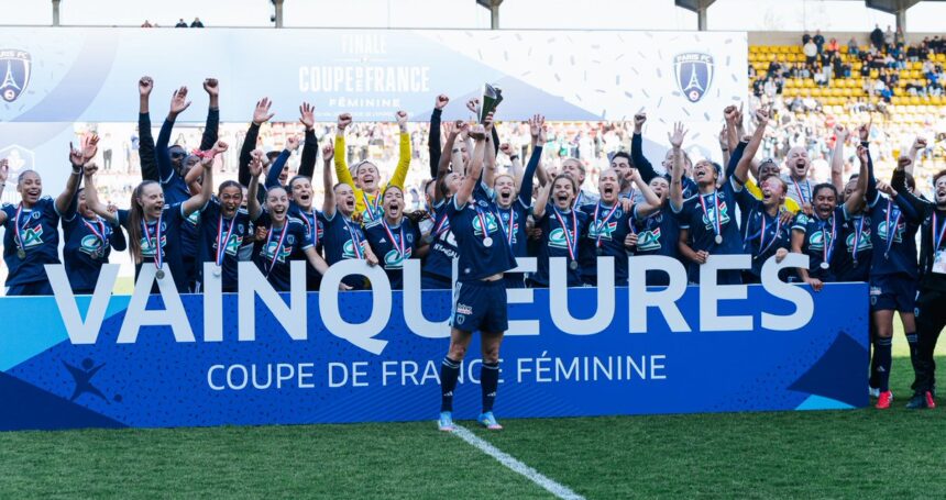 Chiamaka Nnadozie and teammates celebrate winning Coupe de france