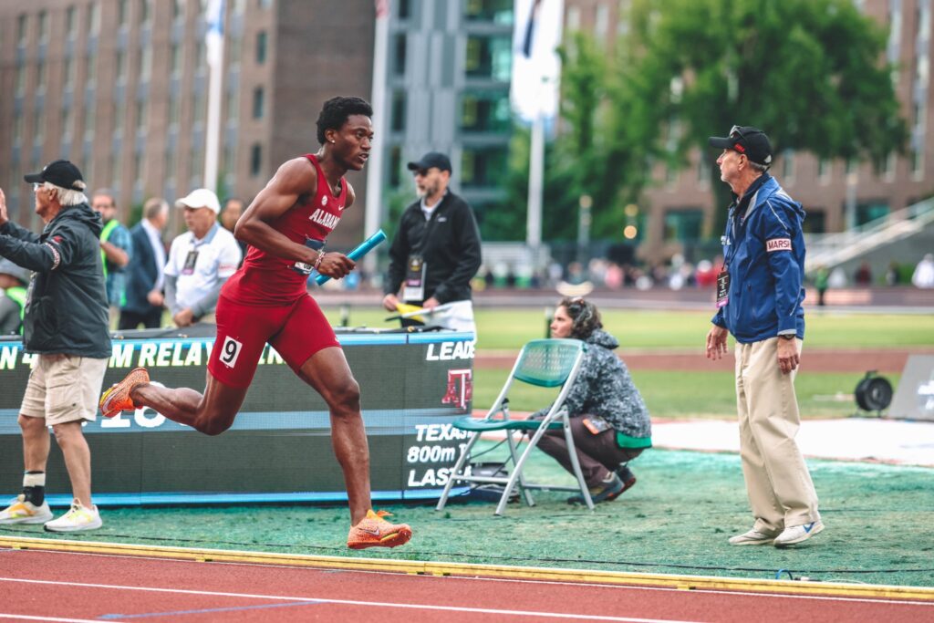 Samuel Ogazi running the 4x400