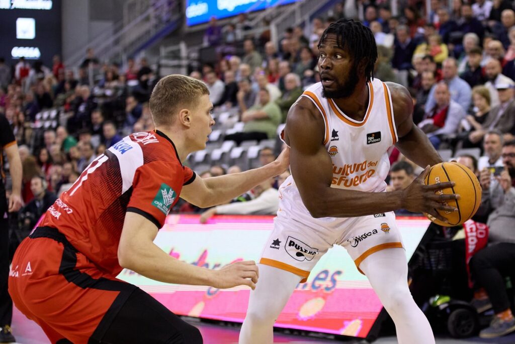 Semi Ojeleye (right)