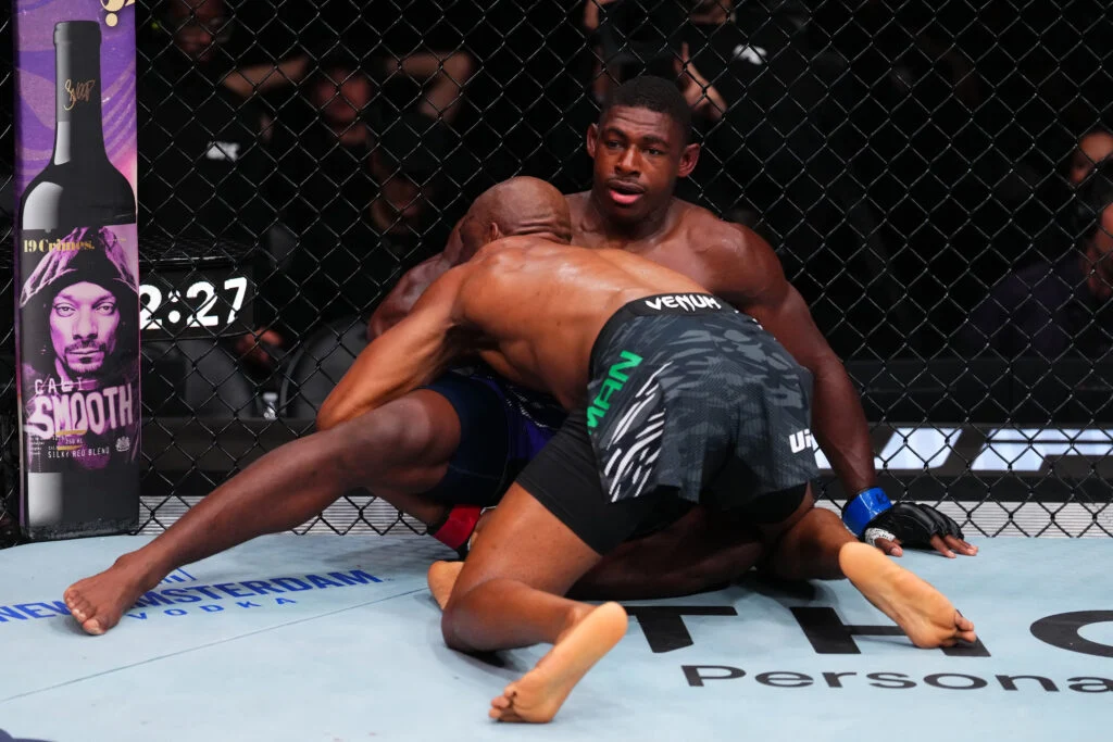 Kamaru Usman returns to winning ways with win over Buckley