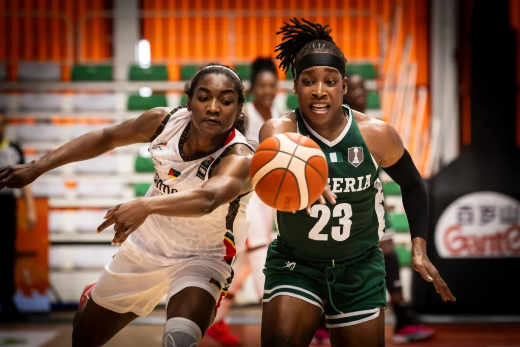 D'Tigress guard Ezinne Kalu (right) contesting for the ball