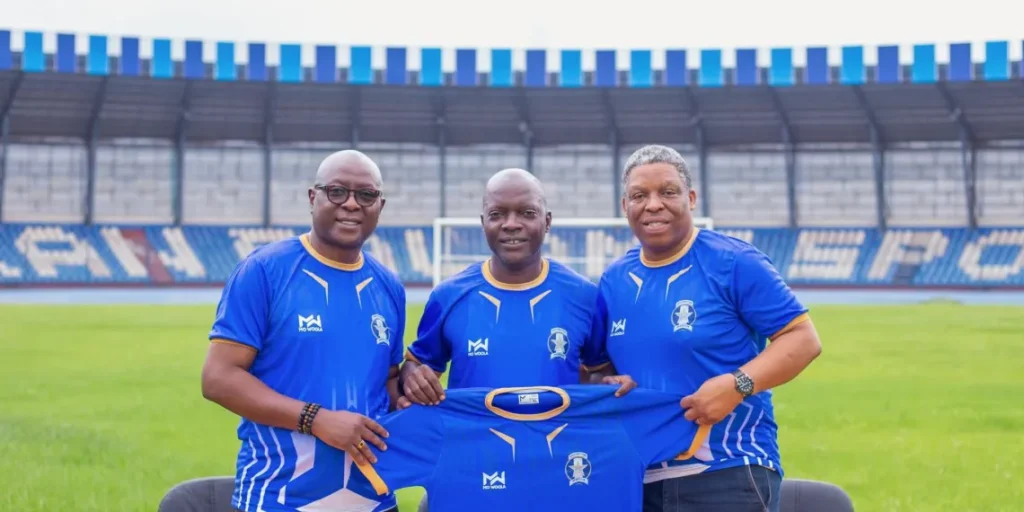 Shooting Stars Nurudeen Aweroro (middle)