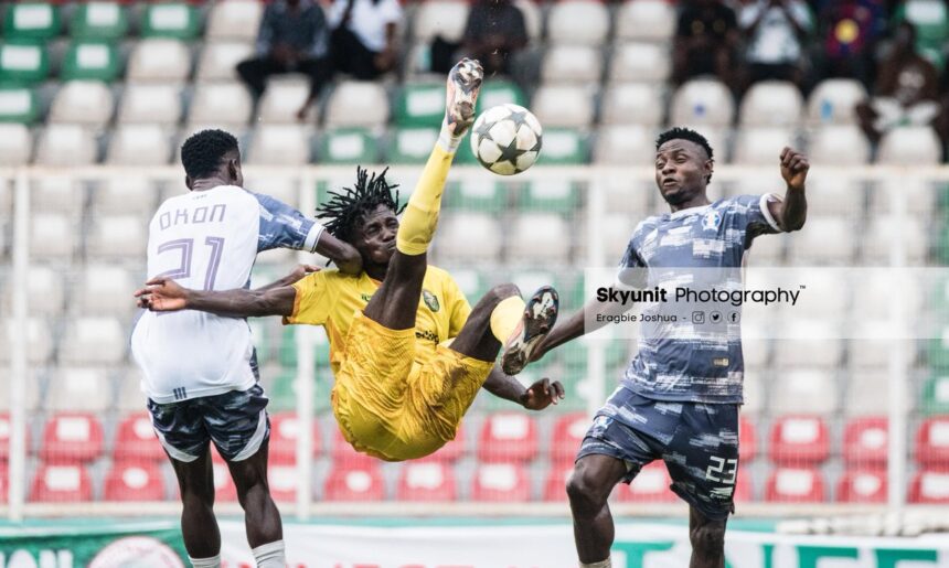 Action from Bendel Insurance v Shooting Stars clash in Benin Photo: Eragbie Joshua for Skyunit Photography