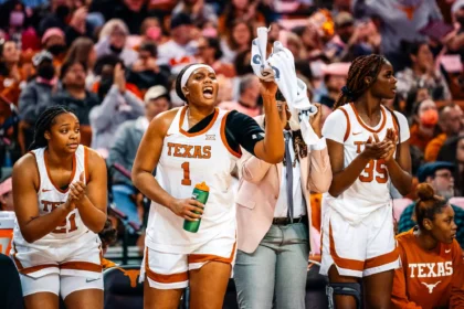 Lauren Ebo (middle, wearing the No. 1 shirt)