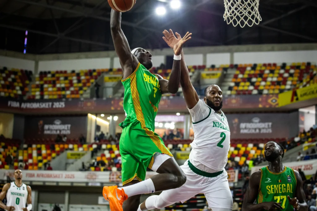 D'Tigers Josh Okogie attempting a block
