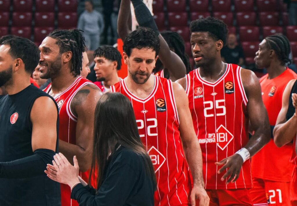 Daniel Oturu and teammates after the win against Barcelona