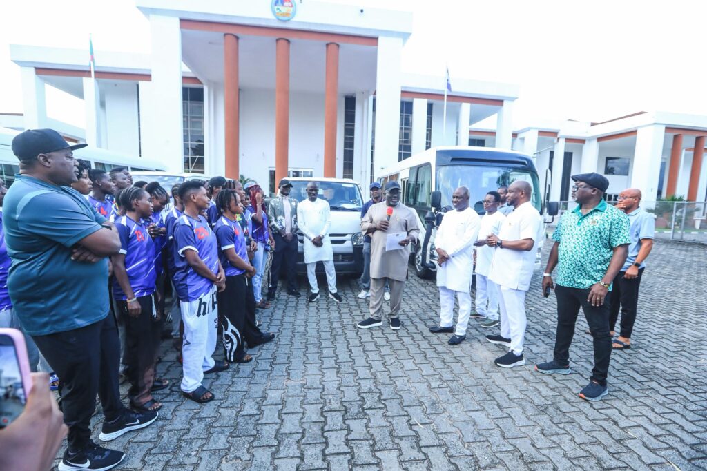 Busses presented to Warri Wolves, Delta Queens