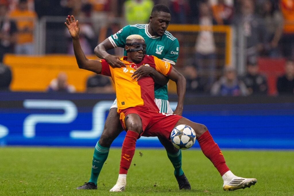 Osimhen battling for the ball with Konate