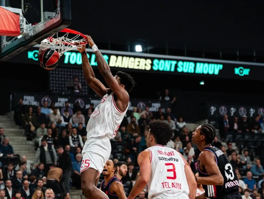 Daniel Oturu dunks against Paris 