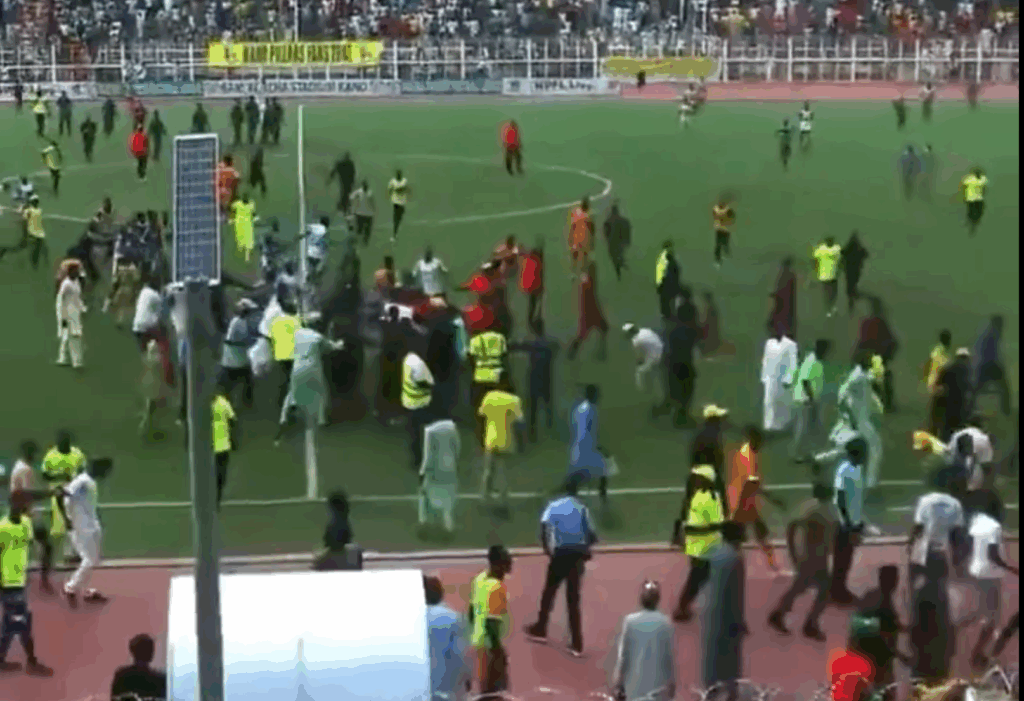 A live screenshot of irate Kano Pillars fans attacking match officials and players of 3SC