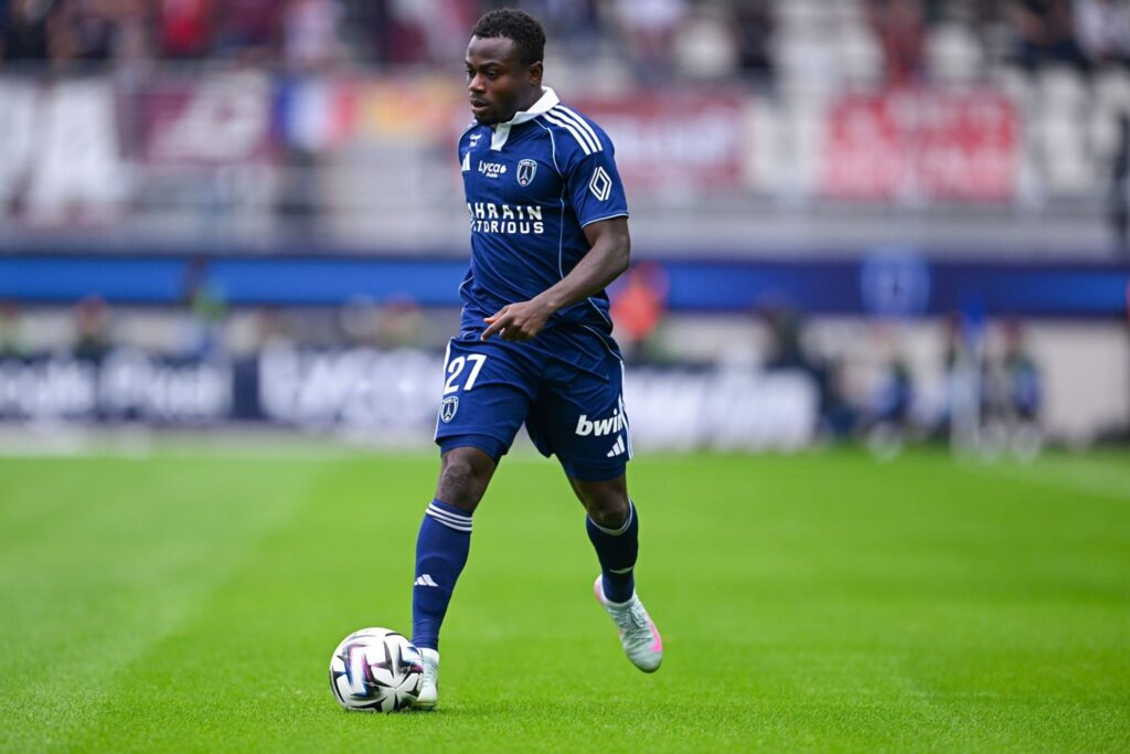 Moses Simon in action for Paris FC
