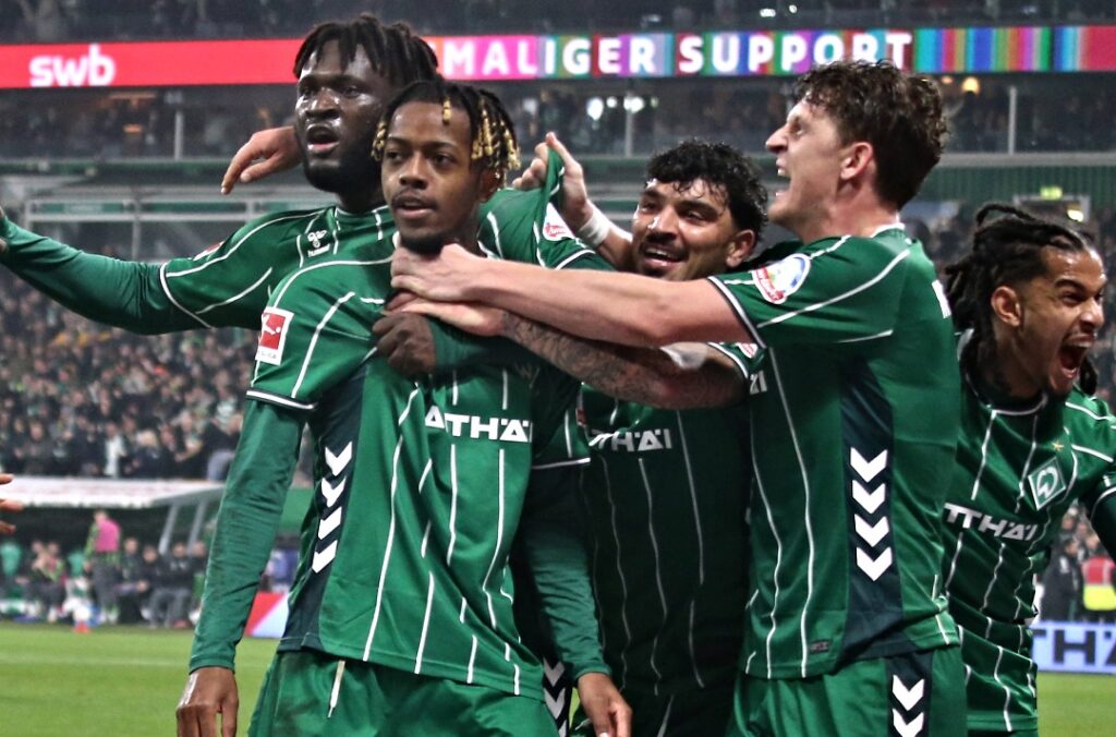 Samuel Mbangula, Victor Boniface celebrate Bremen's winning goal with teammates