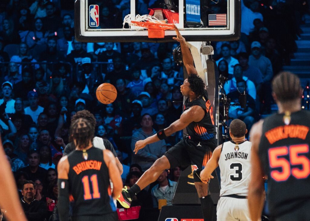 OG Anunoby dunks the ball