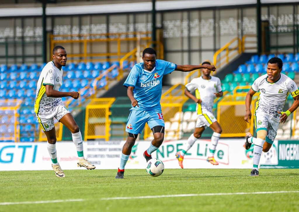 Remo Stars' Abdulrazak Oyindamola in action against Bendel Insurance
