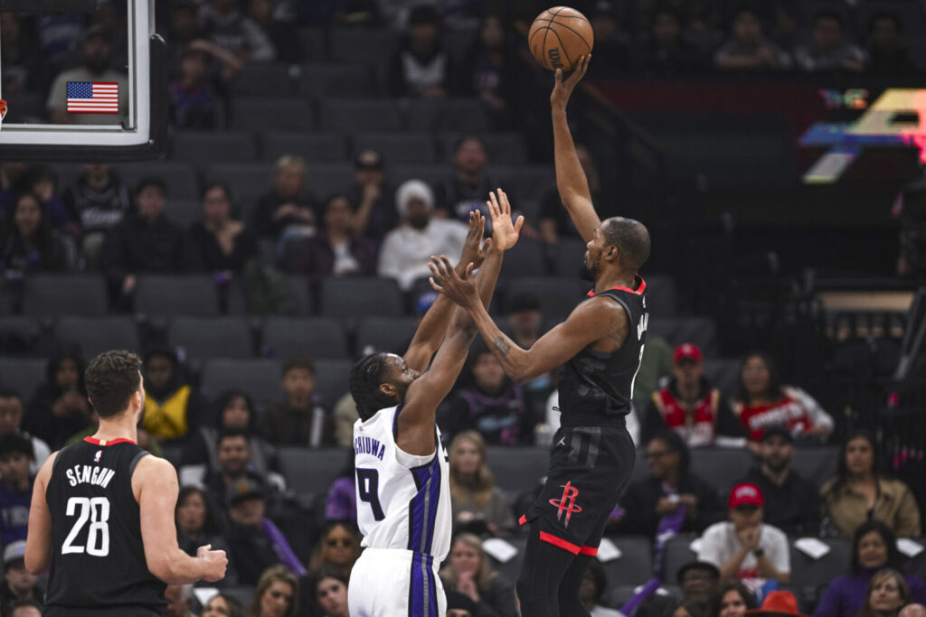 Houston Rockets forward Kevin Durant (7) shoots over Sacramento Kings forward Precious Achiuwa (9) during the first quarter at Golden 1 Center. Photo: Justine Willard-Imagn Images