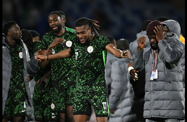 Alex Iwobi celebrating with teammates