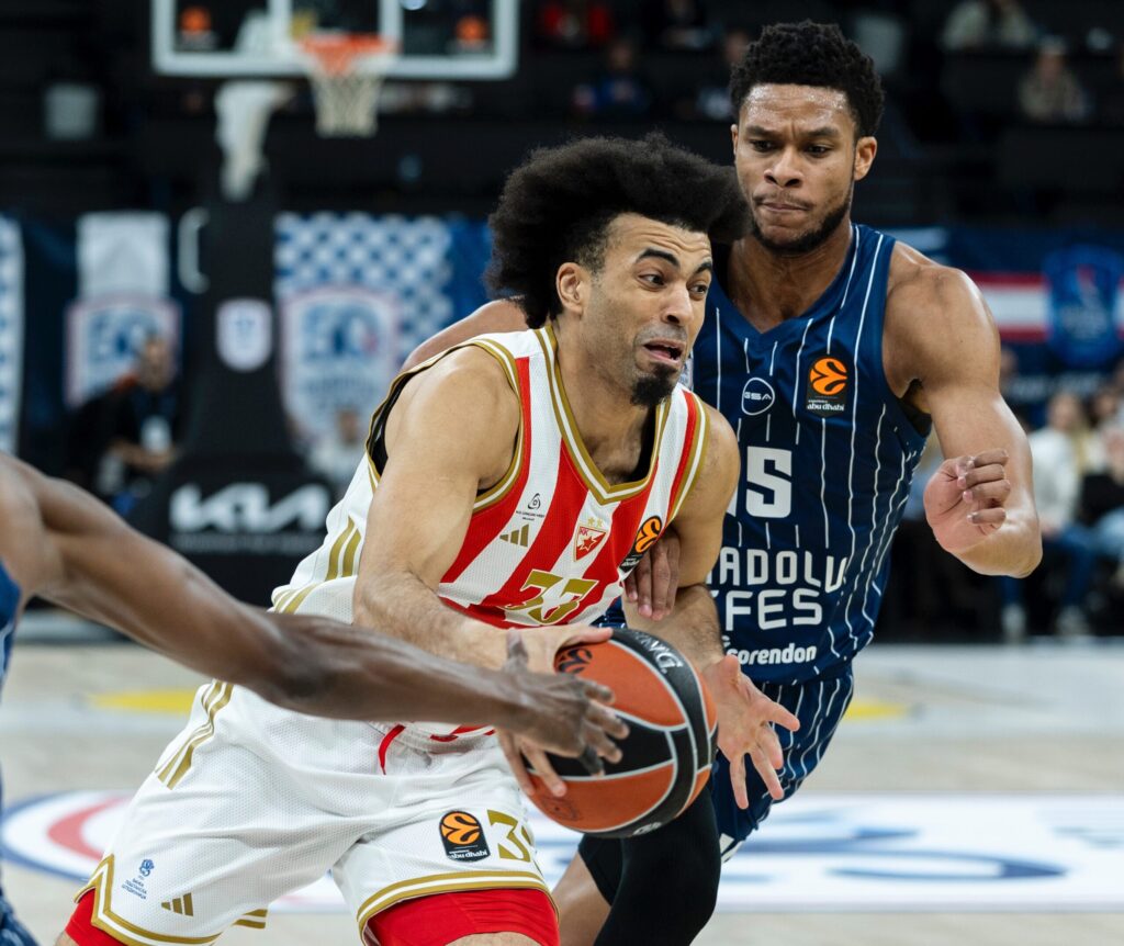 Jordan Nwora in action against Anadolu Efes