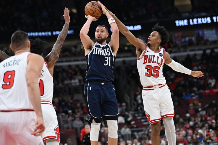 Dosunmu, Okoro combine for 33 as Bulls beat Mavericks 125–117 39 Isaac Okoro (No. 35) attempts to block Klay Thompson's (No. 31 Blue) shot
