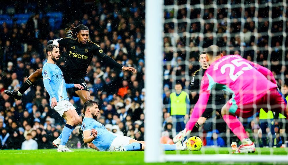 Alex Iwobi in action against Manchester City