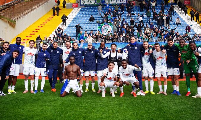 Rizespor players pose after the win against Kasimpasa