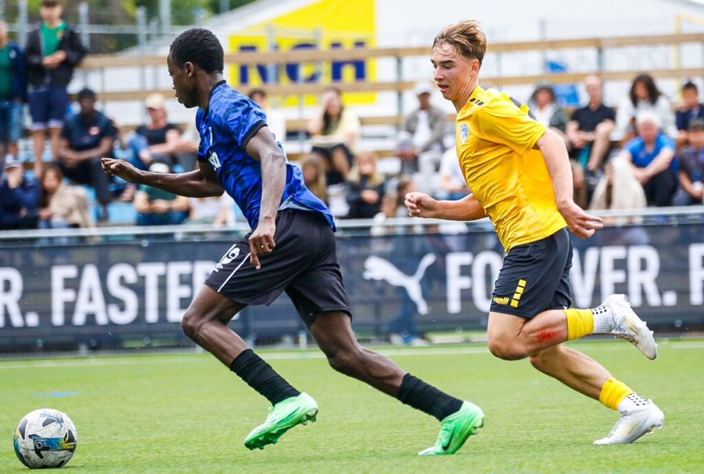 Yusuf Abdullahi (left) in action for Sporting Lagos academy 