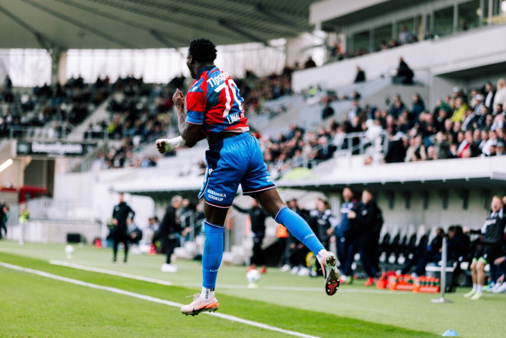 Salim Fago Lawal scores for Viktoria Plzeň in 3-0 victory over Hradec Králové 38 Salim Fago Lawal scores for Viktoria Plzeň in 3-0 victory over Hradec Králové
