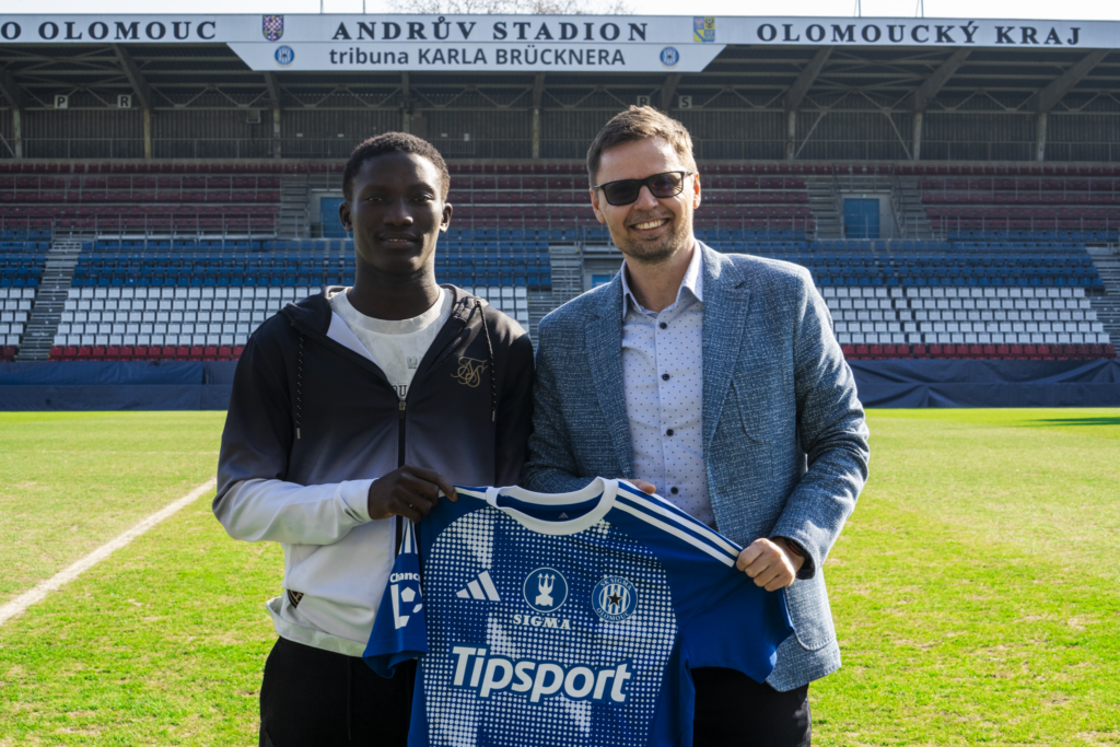 Mahanaim FC's Edward Jassy (left)