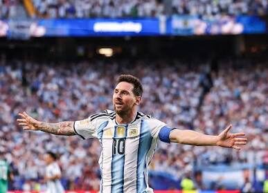 Lionel Messi fires past Miroslav Klose to claim World Cup goals record