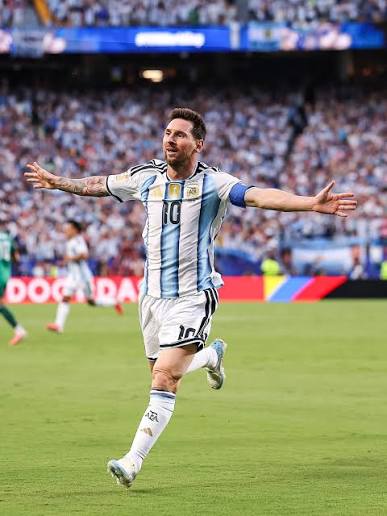 Lionel Messi fires past Miroslav Klose to claim World Cup goals record