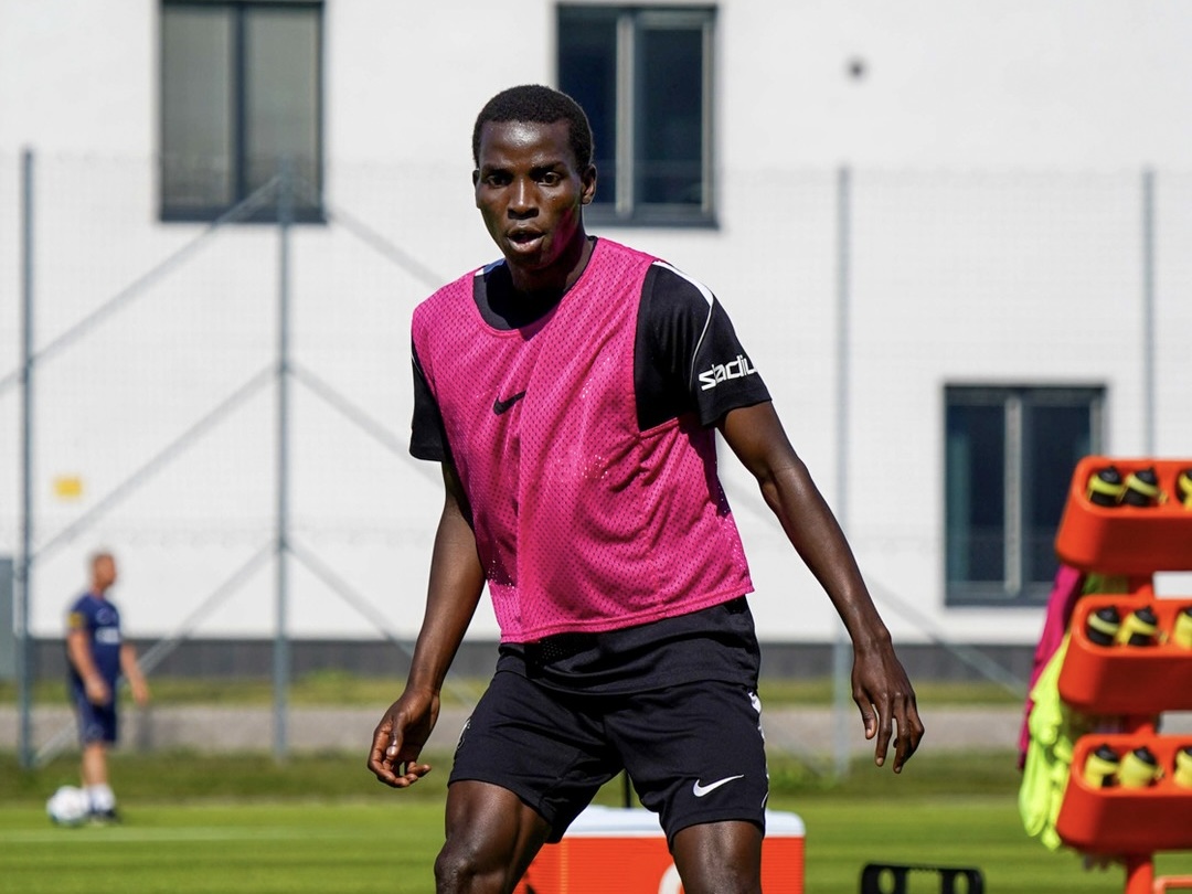 AIK invite Umeå FC winger Emmanuel Olawore to train with senior squad
