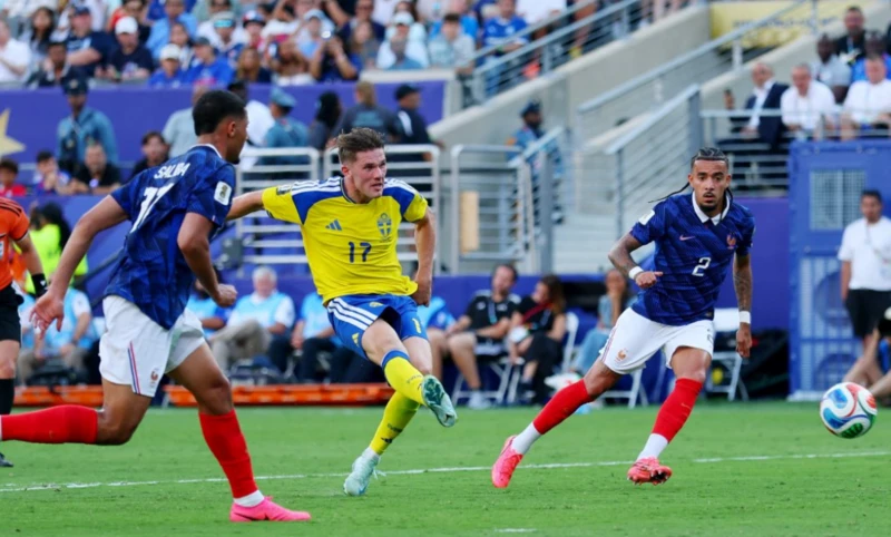 Mbappe moves within one goal of Messi as France cruise past Sweden into World Cup last 16