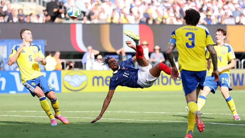 Mbappe moves within one goal of Messi as France cruise past Sweden into World Cup last 16